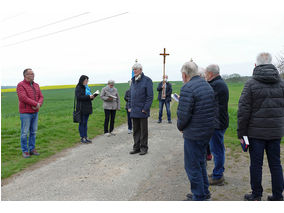 Bittprozession an der Weingartenkapelle (Foto: Karl-Franz Thiede)